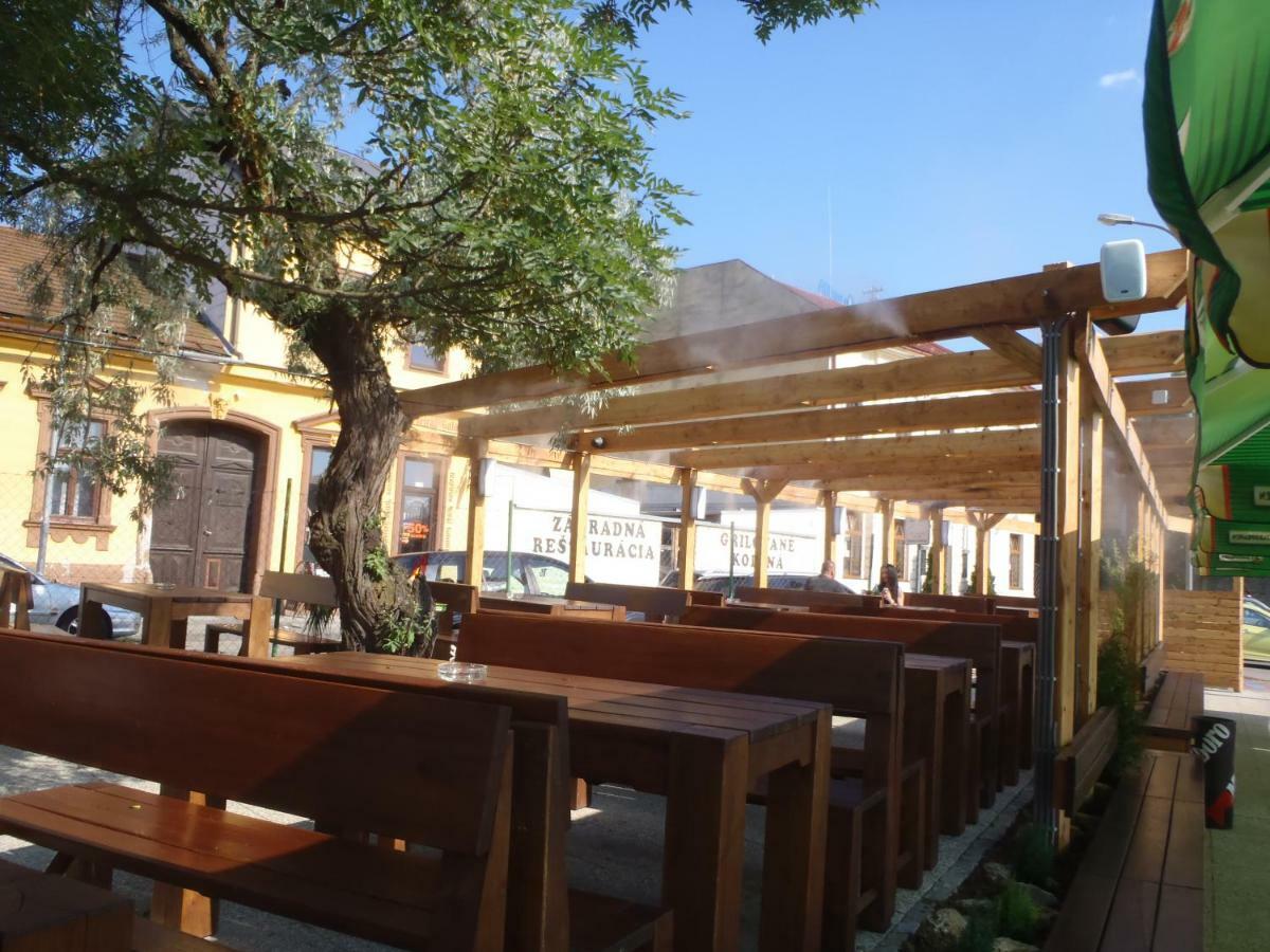 Victoria - Penzion & Restaurant Зволен Экстерьер фото